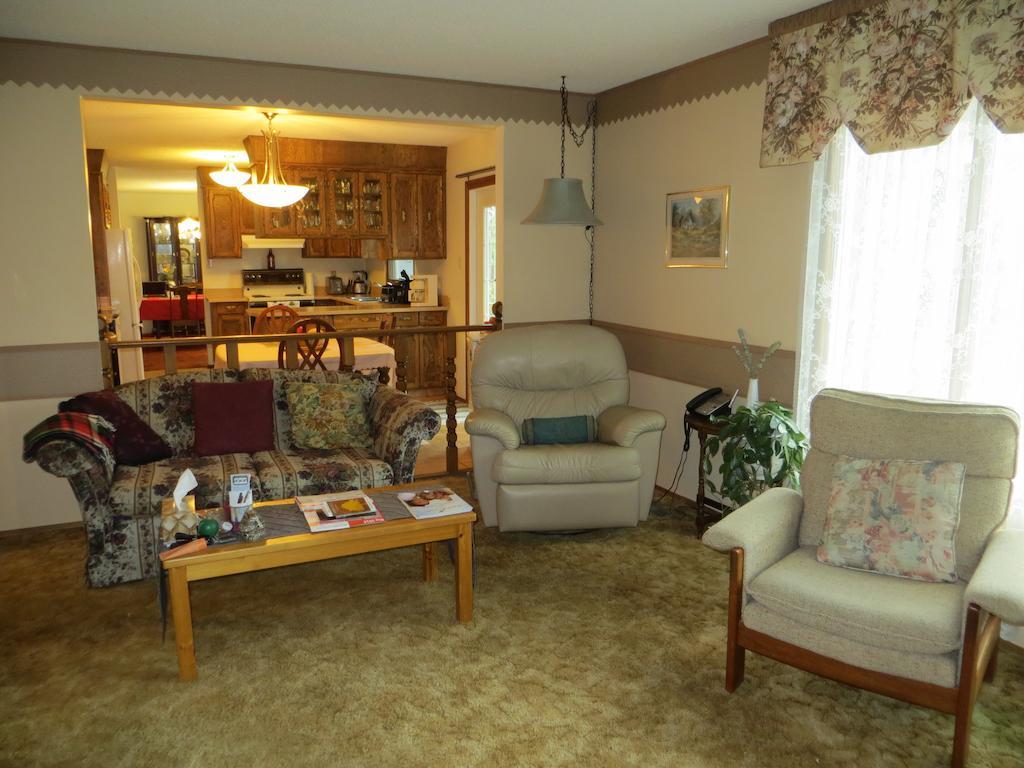 Wild Rose Bed & Breakfast Саскатун Екстер'єр фото