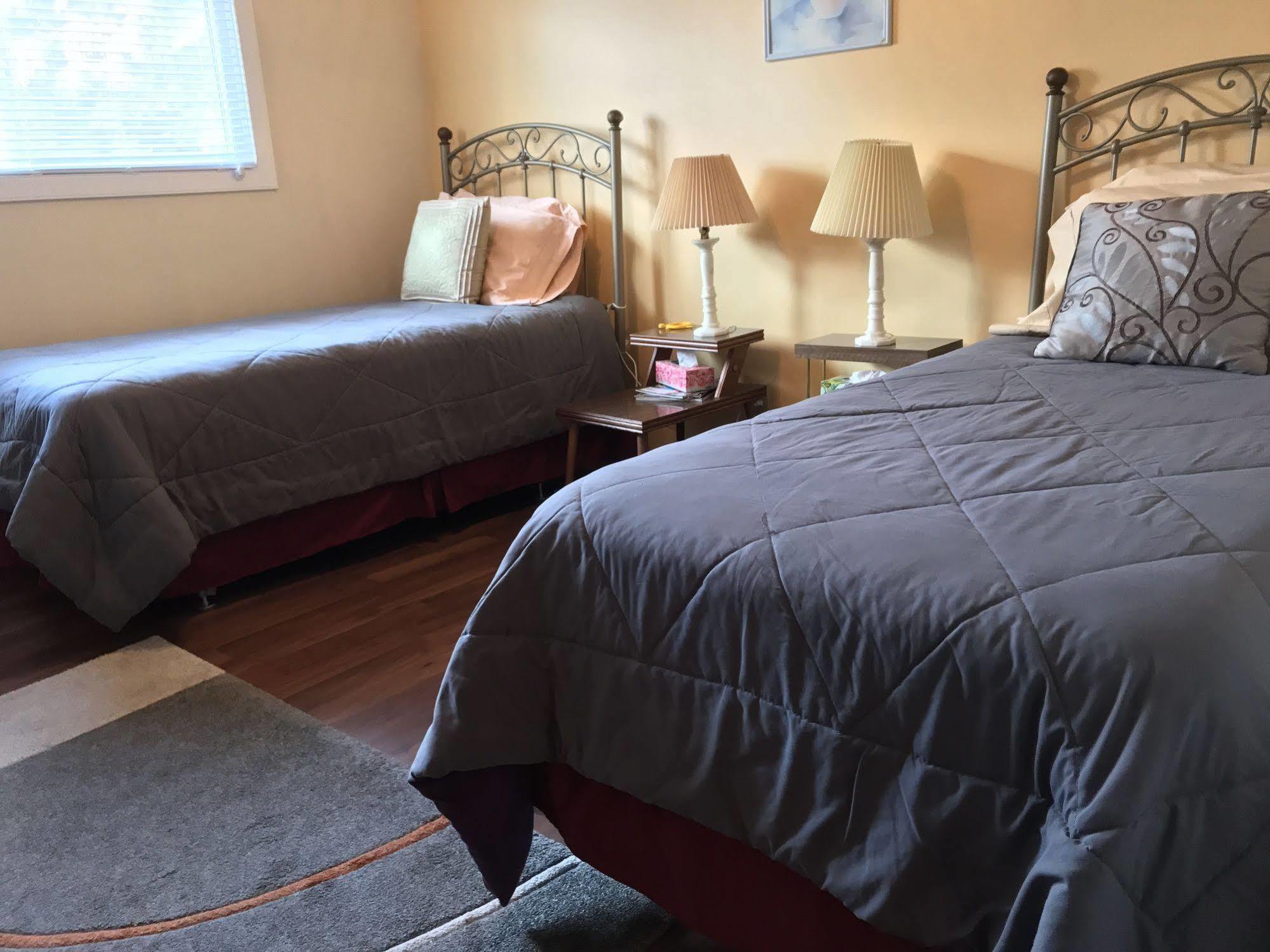 Wild Rose Bed & Breakfast Саскатун Екстер'єр фото